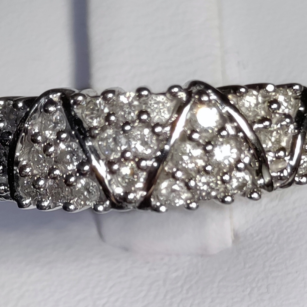 Beautiful 10K 1CTW Diamond Ring/Band - Picture 2 of 13